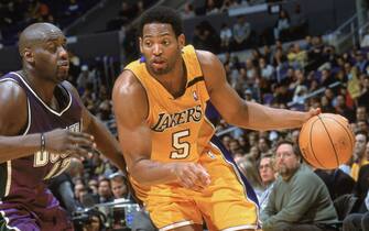 LOS ANGELES - OCTOBER 24:  Robert Horry #5 of the Los Angeles Lakers drives past Anthony Mason #17 of the Milwaukee Bucks during the NBA preseason game on October 24, 2002 at the Staples Center in Los Angeles, California.  The Lakers won 98-93.  NOTE TO USER: User expressly acknowledges and agrees that, by downloading and/or using this Photograph, User is consenting to the terms and conditions of the Getty Images License Agreement.  Mandatory copyright notice: Copyright 2002 NBAE  (Photo by: Andrew D. Bernstein/NBAE via Getty Images)