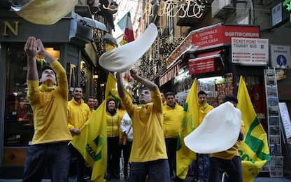 Napoli, festeggiamenti per celebrare la pizza patrimonio dell’Unesco