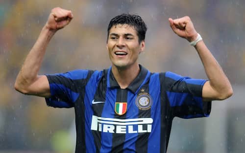 PARMA, ITALY - MAY 18:  Julio Ricardo Cruz of Inter celebrate winning the Serie A title after the Serie A match between Parma and Inter Milan at the Stadio Tardini on May 18, 2008 in Parma, Italy.  (Photo by New Press/Getty Images)