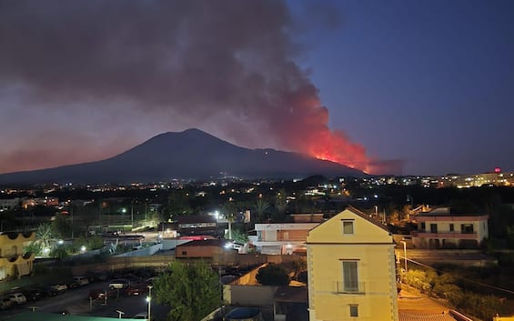 fiamme sul vesuvio al lavoro otto mezzi aerei per domare il rogo