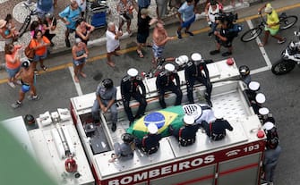 epa10387524 A fire truck carries the coffin of late soccer legend Pele during his funeral procession through the streets of Santos, Brazil, 03 January 2023. Brazilian soccer legend Pele, born Edson Arantes do Nascimento, died on 29 December 2022 at the age of 82.  E  EPA/GUILHERME DIONIZIO