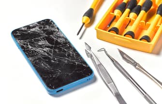 repairing smashed screen of mobile phone/smart phone