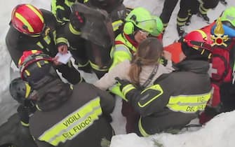 epa05734342 A still image grabbed from a video released by the Italian Fire Department shows the rescue operations of guests at the hotel Rigopiano, which was hit by a massive avalanche apparently due to earthquakes on 18 January in central Italy, in Farindola, Abruzzo region, Italy, 20 January 2017. Rescuers have tracked down eight people alive, including two children, at the Hotel Rigopiano, Carabinieri police sources said 20 January.  EPA/ITALIAN FIRE DEPARTMENT HANDOUT  HANDOUT EDITORIAL USE ONLY/NO SALES