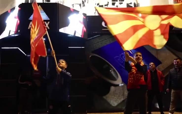 I tifosi della Macedonia del Nord in piazza a Skopje al rientro della Nazionale