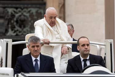 Pope Francis on the papamobile after the Easter Mass in Saint Peter's square at the Vatican City, 31 March 2024. 
ANSA/MASSIMO PERCOSSI