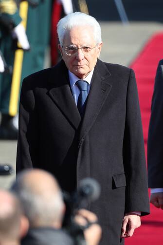 epa10961718 Italian President Sergio Mattarella arrives at Seoul Airport in Seongnam, south of Seoul, South Korea, 07 November 2023, as he makes a three-day state visit to South Korea to hold a summit with South Korean President Yoon Suk Yeol.  EPA/YONHAP SOUTH KOREA OUT