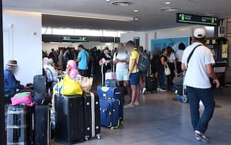 L’aeroporto di Catania chiuso fino al prossimo mercoledì a causa dell’incendio scoppiato la notte scorsa nell’area arrivi.  ANSA/ORIETTA SCARDINO