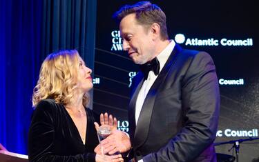 La premier Giorgia Meloni riceve alla Ziegfeld Ballroom di New York il 'Global Citizen Award 2024' dell'Atlantic Council da Elon Musk "per il suo ruolo pionieristico di prima donna capo di governo in Italia, il suo forte sostegno all'Unione Europea e all'alleanza transatlantica nonché per la sua presidenza del G7 nel 2024", 24 settembre 2024. ANSA/FILIPPO ATTILI/US PALAZZO CHIGI +++ NPK +++ NO SALES, EDITORIAL USE ONLY +++