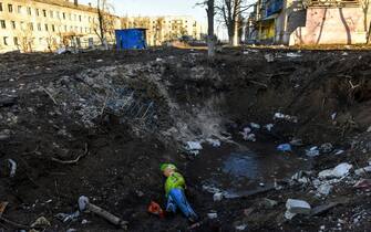 epa10424943 A bomb crater in the street in Siversk, Donetsk region, eastern Ukraine, 23 January 2023. Russian troops entered Ukraine on 24 February resulting in fighting and destruction in the country and triggering a series of severe economic sanctions on Russia by Western countries.  EPA/OLEG PETRASYUK