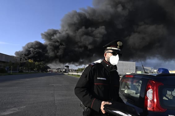 Napoli, incendio a Caivano: in fiamme azienda chimica in zona Pascarola