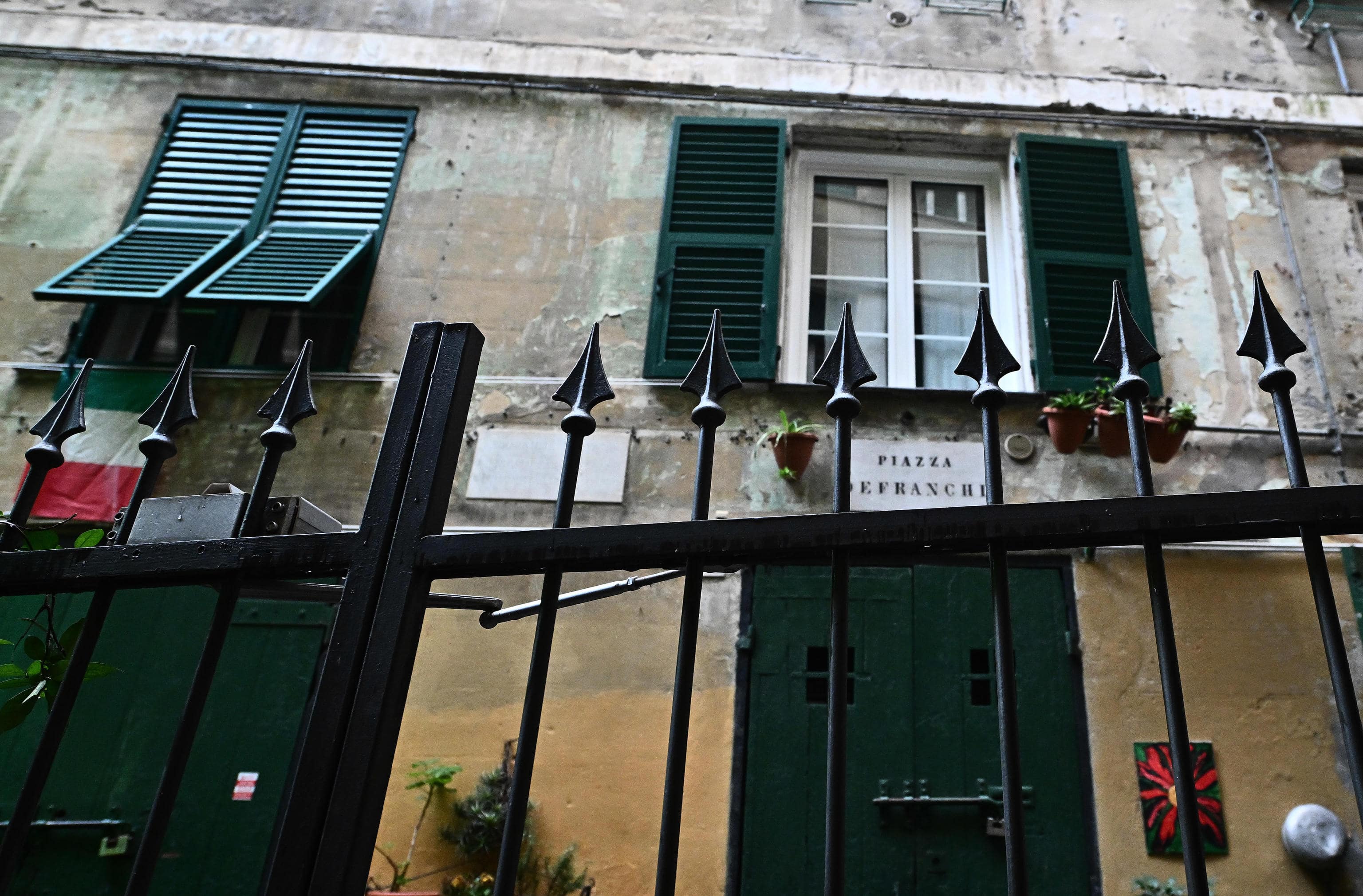 Le finestre di casa da dove Evaristo Scalco, artigiano di 63 anni,  ha colpito con una freccia il 41ene peruviano Javier Alfredo Miranda Romero causandone la morte dopo un diverbio per il rumore nel vicolo, Genova, 02 novembre 2022. ANSA/LUCA ZENNARO