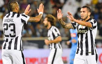 epa04538306 Juventus's Argentinian Forward Carlos Tevez (R) celebrates with his team mates after scoring the opening goal against Napoli during the Italian Super Cup final soccer match between Juventus FC and SSC Napoli  at the Al Sadd stadium in Doha, Qatar, 22 December 2014.  EPA/STR
