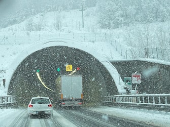 La forte nevicata sull'autostrada A1 tra Badia e Sasso Marconi, dove si registrano rallentamenti al traffico e disagi, 23 gennaio 2023. ANSA/Emanuele Valeri