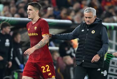 AS Roma's head coach Jose' Mourinho (R) talks to his player Nicolo' Zaniolo during the UEFA Conference League semi final second leg soccer match between AS Roma and Leicester City at Olimpico stadium in Rome, Italy, 05 May 2022.  ANSA/ETTORE FERRARI