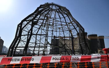 L'installazione 'Venere degli stracci, completamente distrutta da un incendio, in piazza Municipio a Napoli, 12 luglio 2023. ANSA/ CIRO FUSCO