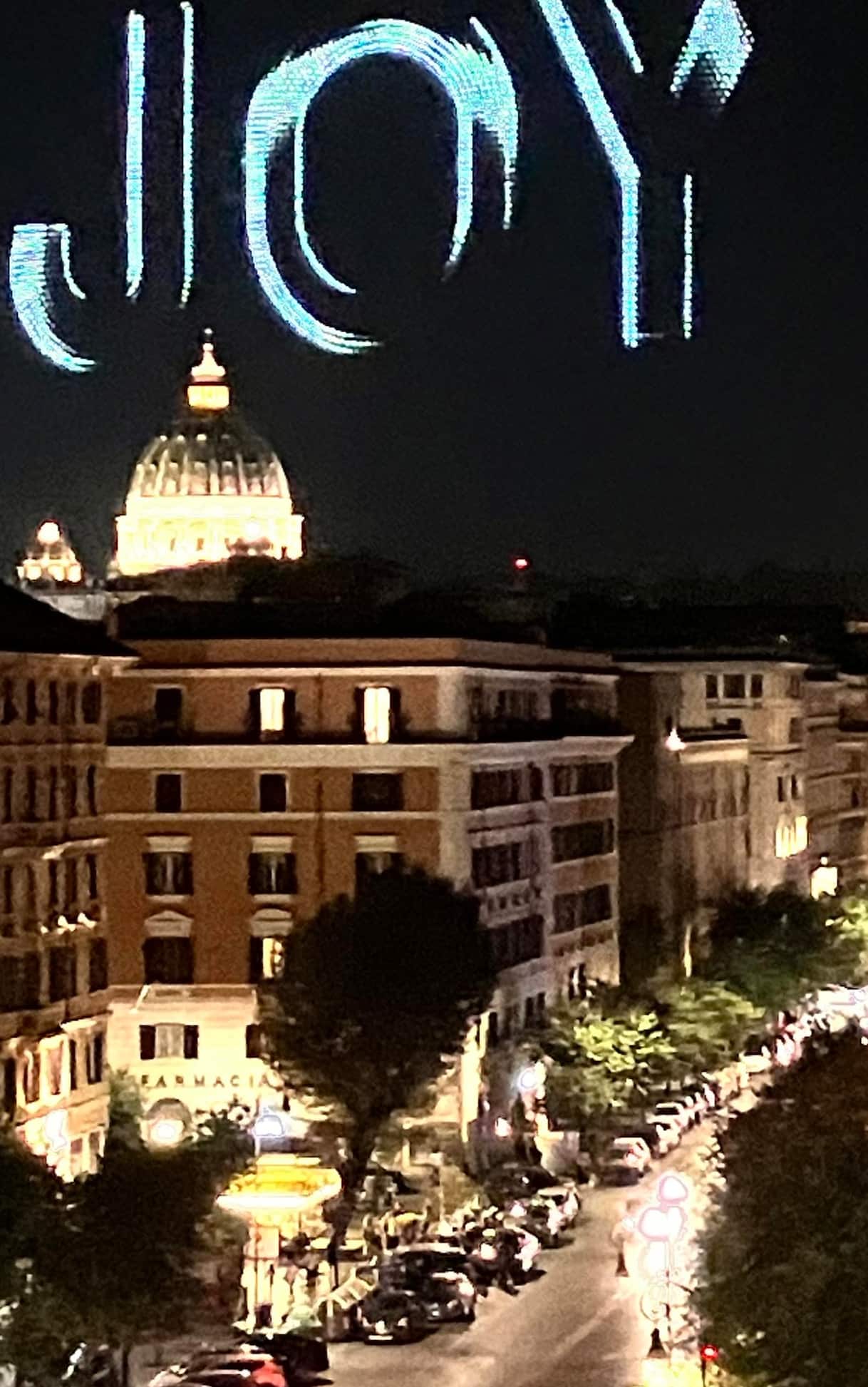 Roma, concerto e spettacolo di droni in piazza San Pietro. VIDEO