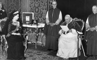 5th May 1961:  Queen Elizabeth II in the Throne Room of the Vatican with Pope John XXIII (1881 - 1963), Angelo Giuseppe Roncalli, who is reading his welcoming address. (Photo by Fox Photos/Getty Images)