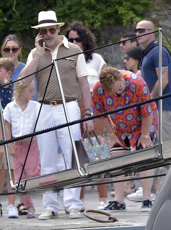 Elton John con il marito David Furnish e i loro figli a Portofin