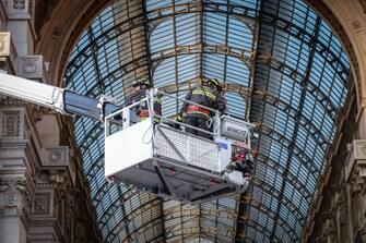 Intervento dei vigili del fiuoco in piazza Duomo per alcuni calcinacci caduti dalla facciata della Galleria Vittorio Emanuele