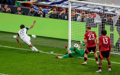 epa12123916 Tottenham's Brennan Johnson (L) celebrates scoring the 1-0 goal against Manchester United's Andre goalkeeper Andre Onana (C) during the UEFA Europa League final soccer match between Tottenham Hotspur and Manchester United, in Bilbao, Spain, 21 May 2025.  EPA/JAVIER ZORRILLA