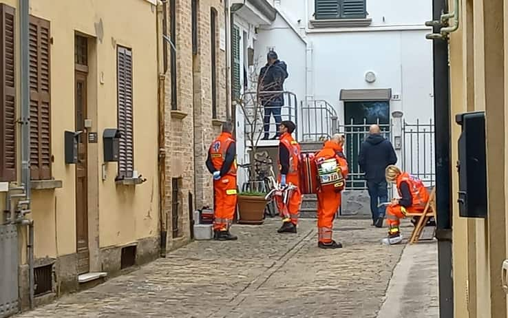 Forze dell'ordine all'esterno dell'abitazione nel centro storico di Pesaro dove è stato rinvenuto un giovane di 27 anni con segni di fendenti di
arma da taglio al torace, 21 Febbraio 2023. ANSA/ROBERTO DAMIANI