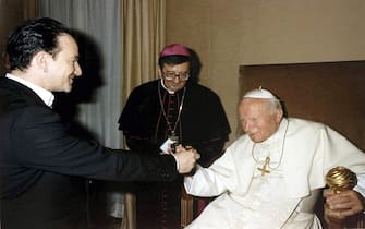 Bono da Giovanni Paolo II CASTEL GANDOLFO, ITALY - SEPTEMBER 23: Pope John Paul II receives Bono in the context of the Jubilee 2000 project to cancel 3rd World debt on September 23, 1999 in Castel Gandolfo, Italy. (Photo by Vatican Pool/Getty Images)