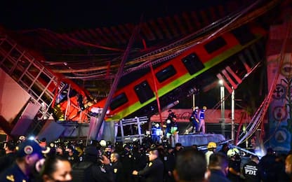 Città del Messico, crolla ponte al passaggio metro: almeno 23 morti