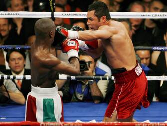 epa01001320 Mexican-American boxer Oscar De La Hoya lands a left to American boxer Floyd Mayweather Jr. during their WBC super welterweight fight at the MGM Grand Hotel  &  Casino in Las Vegas, Nevada, 05 May 2007. Mayweather defeated De La Hoya in a split decision.  EPA/PAUL BUCK