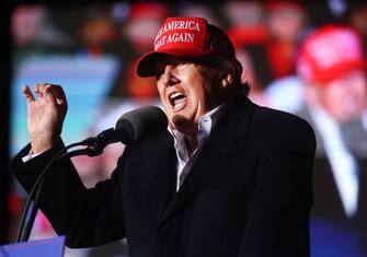 Donald Trump è volato a Florence, Arizona per un comizio davanti a migliaia di persone. Un’ora e mezza in cui ha parlato anche dell’assalto a Capitol Hill del 6 gennaio