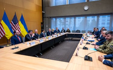 epa12544329 US (L) and Ukrainian delegations at the beginning of their talks at the US Mission in Geneva, Switzerland, 23 November 2025. US and Ukraine officials are expected to meet in Geneva on 23 November to discuss the US president's peace plan aimed at ending the war with Russia.  EPA/MARTIAL TREZZINI