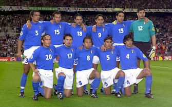 BRU57 - 20000614 - BRUSSELS, BELGIUM : The Italian national soccer team with (back row, L to R) Paolo Maldini, Mark Iuliano, Stefano Fiore, Filippo Inzaghi, Alessandro Nesta, Francesco Toldo, and (front row L to R) Francesco Totti, Gianluca Zambrotta, Antonio Conte, Fabio Cannavaro and Demetrio Albertini pose for photographers prior to the kick-off of the Euro 2000 soccer championship group B match between Belgium and Italy in Brussels on Wednesday, 14 June 2000. Italy later won the match 2-0.  (ELECTRONIC IMAGE)   EPA PHOTO   EPA/BENOIT DOPPAGNE/rc/ma