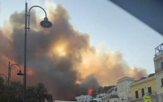 Un incendio è divampato a Santa Cesarea Terme, in provincia di Lecce, con le fiamme alimentate dal vento che sono quasi a ridosso del paese, 02 ottobre 2023. Anche alcuni abitanti della zona sono stati fatti allontanare dalle loro case per essere spostati in aree più sicure. 
ANSA/STEFANIA CONGEDO