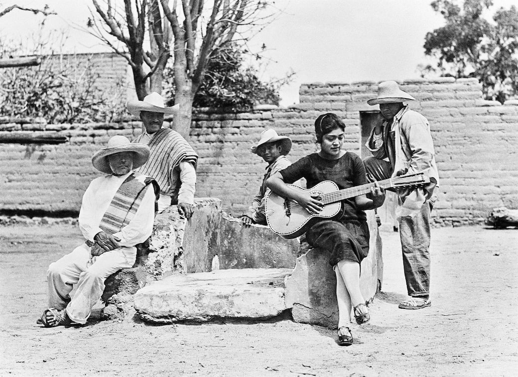 Tina_Modotti_Concha_Michel_e_i_suoi_assistenti_all’inaugurazione_della_Escuela_Libre_de_Agricultura_No._2_“Emiliano_Zapata”_a_Ocopulco_Messico_1928._Archivi_Cinemazero_-_Pordenone.jpg
