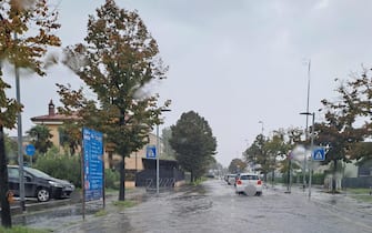 Una strada allagata a Rimini, 18 settembre 2024. Le forti piogge che si stanno abbattendo da ieri sulla Romagna stanno creando disagi anche nel Riminese con diverse strade allagate e il difficile deflusso dai tombini a causa delle precipitazioni.
ANSA/ GIANLUCA ANGELINI