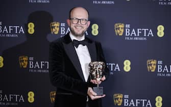 epa11901676 Nick Emerson poses in the press room after winning the Best Editing award for 'Conclave' during the BAFTA Film Awards at the Royal Festival Hall in London, Britain, 16 February 2025. The ceremony is hosted by the British Academy of Film and Television Arts (BAFTA).  EPA/TOLGA AKMEN
