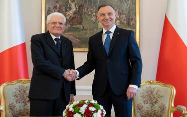 Il Presidente della Repubblica Sergio Mattarella in occasione dell'incontro con il Presidente della Repubblica di Polonia Andrezej Duda, Varsavia, 17 aprile 2023. ANSA/ Paolo Giandotti - Ufficio Stampa per la Stampa e la Comunicazione della Presidenza della Repubblica ++HO - NO SALES EDITORIAL USE ONLY++