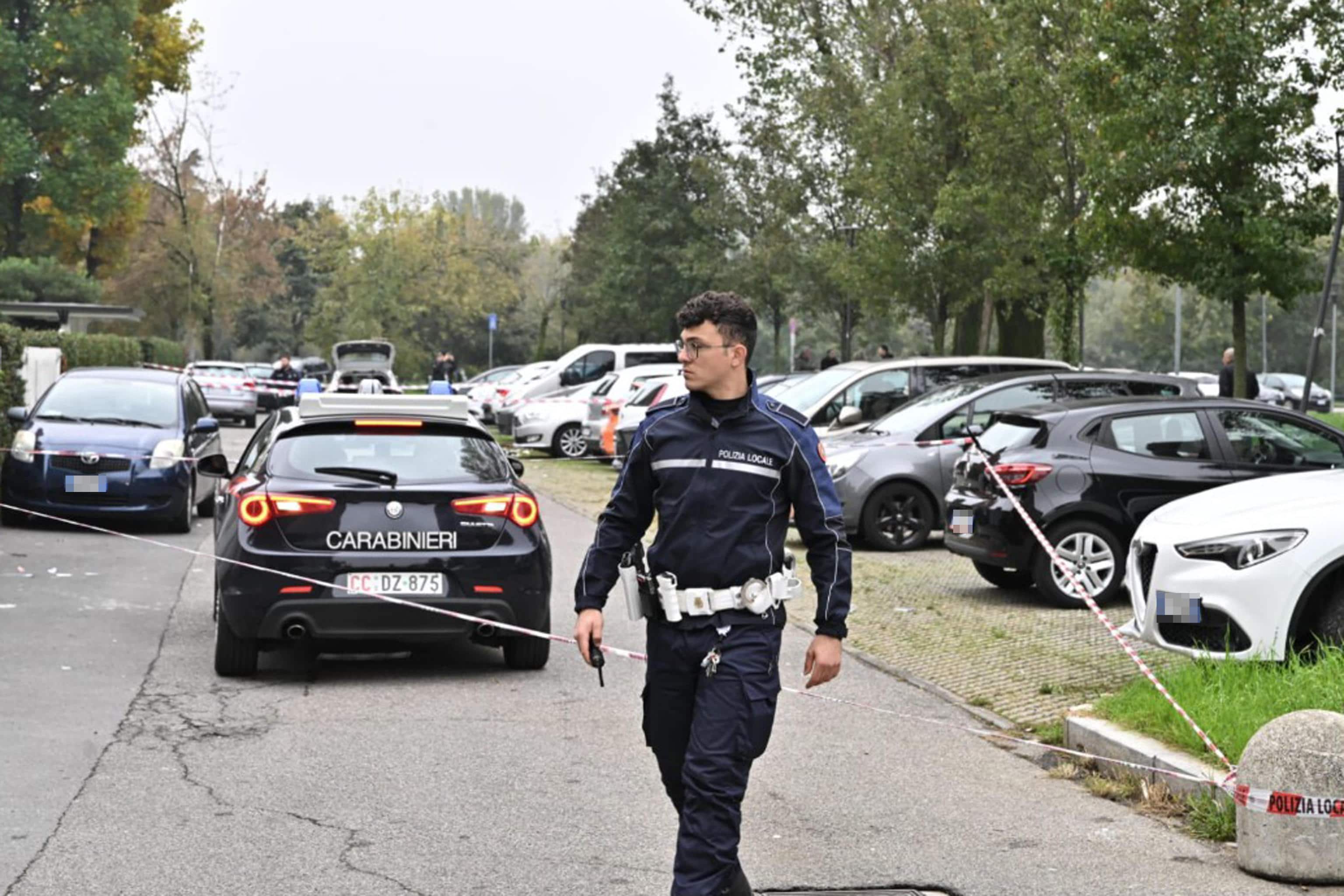 Le forze dell'ordine in via Grassin, alla periferia nord di Milano, sul luogo dove questa mattona una donna di 55 anni è stata colpita con una coltellata, 22 ottobre 2025 ANSA / Andrea Fasani