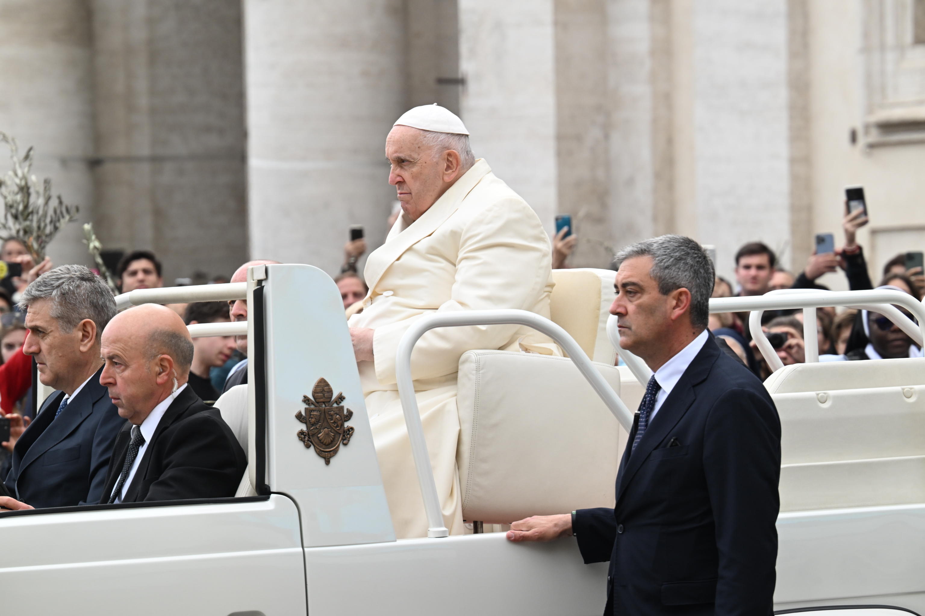 Papa celebra messa della Domenica delle Palme, presenti 30mila fedeli