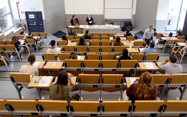 Gli studenti in fila per effettuare i test di Medicina e Odontoiatria all'Universita' Statale a Milano, 3 settembre 2020.ANSA/Mourad Balti Touati