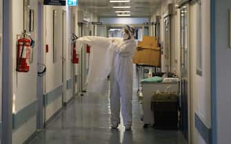 Health workers wearing overalls and protective masks at work in the intensive care unit of the hospital of Cremona amid the Covid-?19 coronavirus pandemic, in Cremona, northern Italy, 26 December 2021. Italian Premier Mario Draghi's government has brought in a series of new COVID-19 prevention measures, including the obligation to wear facemasks outdoors, due to the sharp upswing in contagion and the arrival of the Omicron variant. It was already mandatory for people to wear facemasks in enclosed public spaces. The government has also decide to close Italy's night clubs and dance halls and ban open-air parties that attract crowds of people until January 31. It has also reduced the duration of the 'Super Green Pass' health certificate for people who are vaccinated for the coronavirus from nine to six months. ANSA/ FILIPPO VENEZIA