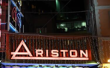 Sanremo, 75° Festival della Canzone Italiana 2025 - Prima Serata. L’arrivo degli Ospiti. Nella foto Il teatro Ariston esterno