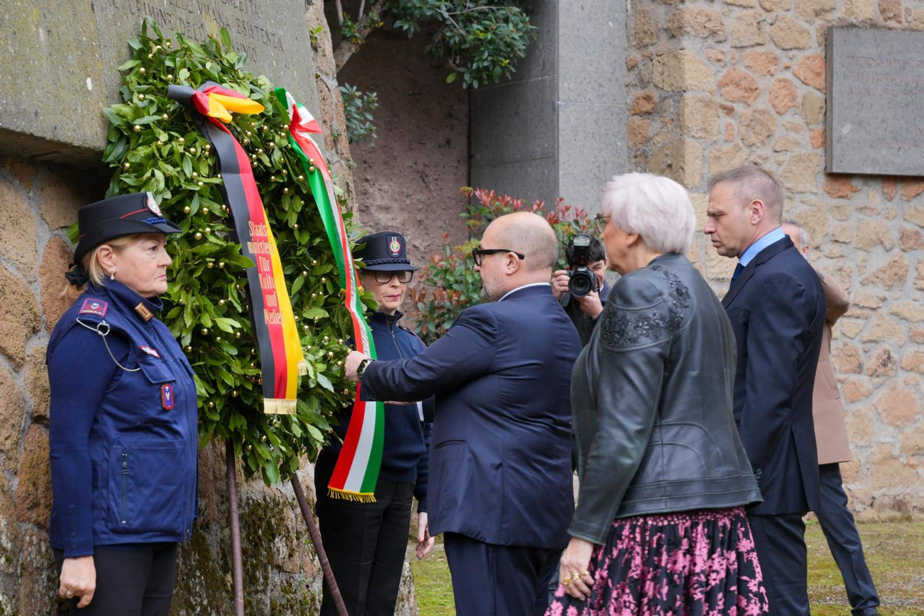 La Ministra di Stato per la Cultura e i Media del Governo federale della Germania, Claudia Roth, e il Ministro della Cultura, Gennaro Sangiuliano al Mausoleo delle Fosse Ardeatine per deporre una corona di fiori davanti alla lapide commemorativa dell'eccidio delle Fosse Ardeatine, in occasione dell'ottantesimo anniversario della strage delle Fosse Ardeatine, 24 marzo 2024. Presente anche il Ministro dell'Agricoltura, della Sovranità alimentare e delle Foreste, Francesco Lollobrigida.  ANSA/ UFFICIO STAMPA  MINISTERO ++HO - NO SALES EDITORIAL USE ONLY++