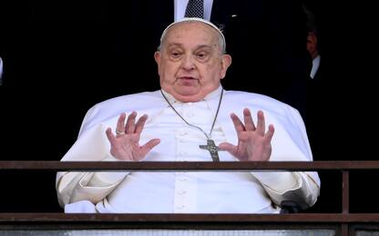Pope Francis blesses faifthful gathered in front of Agostino Gemelli Polyclinic in Rome, Italy, 23 March 2025. Pope Francis was treated for bilateral pneumonia since 14 February 2025. ANSA/ETTORE FERRARI   (papa, Francesco, ospedale, policlinico, polmonite)