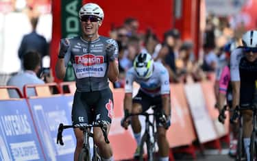 TOPSHOT - Team Alpecin's Belgian rider Jasper Philipsen celebrates crossing first the finish line of the first stage of the Vuelta a Espana, a 183 km race between Torino - Reggia di Venaria and Novara, in Italy's Piemonte region, on August 23, 2025. (Photo by Marco BERTORELLO / AFP) (Photo by MARCO BERTORELLO/AFP via Getty Images)          
