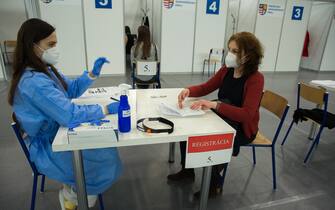 Una donna in un centro vaccinale in Slovacchia