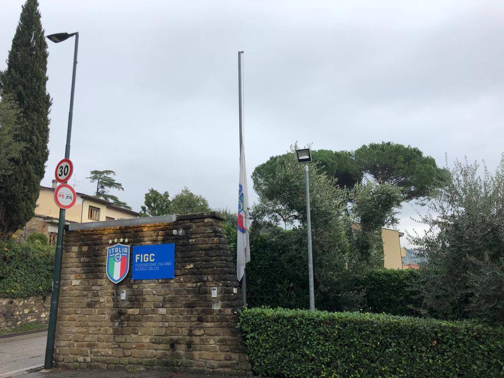 Bandiere a mezz'asta per la morte di Paolo Rossi