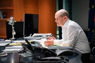 Joe Biden e il cancelliere tedesco Olaf Scholz, in un colloquio telefonico, “hanno discusso le loro rispettive conversazioni con il presidente russo Putin e ucraino Zelensky sul continuo rafforzamento militare russo ai confini dell’Ucraina”