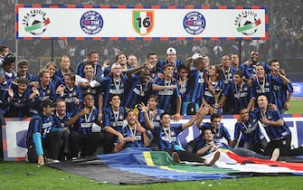 The Inter Milan team celebrate the "Scudetto", the Major league Italian Championship at San Siro Stadium in Milan, on May 18, 2008.  AFP PHOTO / LUCA GHIDONI (Photo credit should read LUCA GHIDONI/AFP via Getty Images)