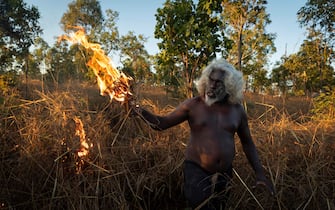 “Salvare le foreste con il fuoco” dell’australiano Matthew Abbott