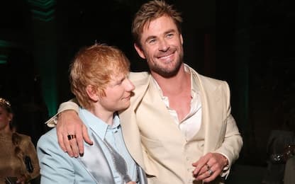 Ed Sheeran, duetto con Chris Hemsworth alla batteria a Bucarest. VIDEO